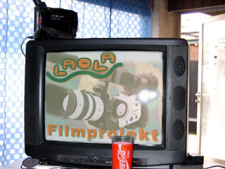 Colaglas vor Monitor mit Laolafilm-Logo