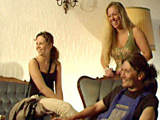 Laura, Jupp und zwei Nachbarinnen (lachen); Rechte: bzd. pr-team
