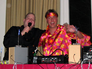 J. Zopes und J. Obert singend hinter dem DJ-Pult