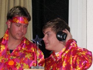 J. Obert neben DJ Andreas (beide als Hippie) mit Leuchtstern
