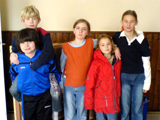 Gruppenfoto mit fünf Kindern