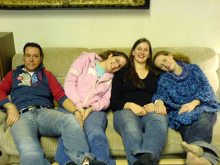 Vier Betreuer auf dem Sofa