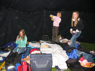 Kinder in Juchte (Zelt)