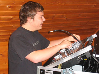 DJ Panchos regelt Musik am Mischpult