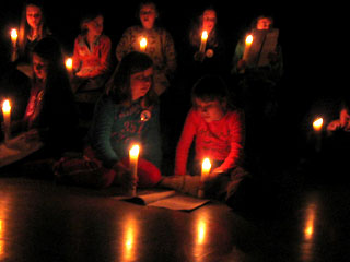 Kinder mit Kerzen; Rechte: bzd. pr-team