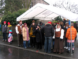 Viele verkleidete Menschen unterm Zeltdach vor dem Pfarrheim; Rechte: bzd. pr-team