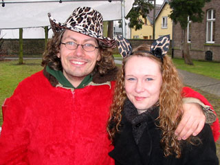 PR-Team-Mitglieder Lukas und Miriam verkleidet im Zelt; Rechte: bzd. pr-team